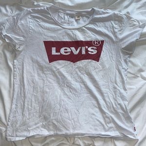 Levi’s white and red shirt large ❤️🤍